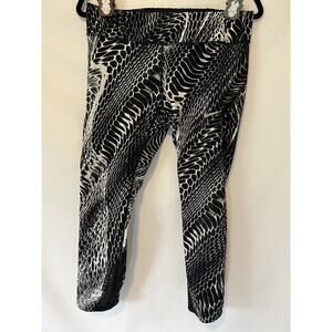 NIKE Dri-Fit Womens Sz Large Cropped Snake Print Leggings
